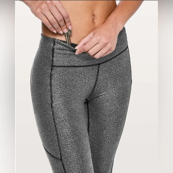 Lululemon Speed Up Tight *Foil 28" in Luminosity Foil Print Black Silver Size 4 - Picture 5 of 6
